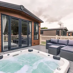 https://the-serenity-lodge-with-hot-tub.yorkshirehotels.net